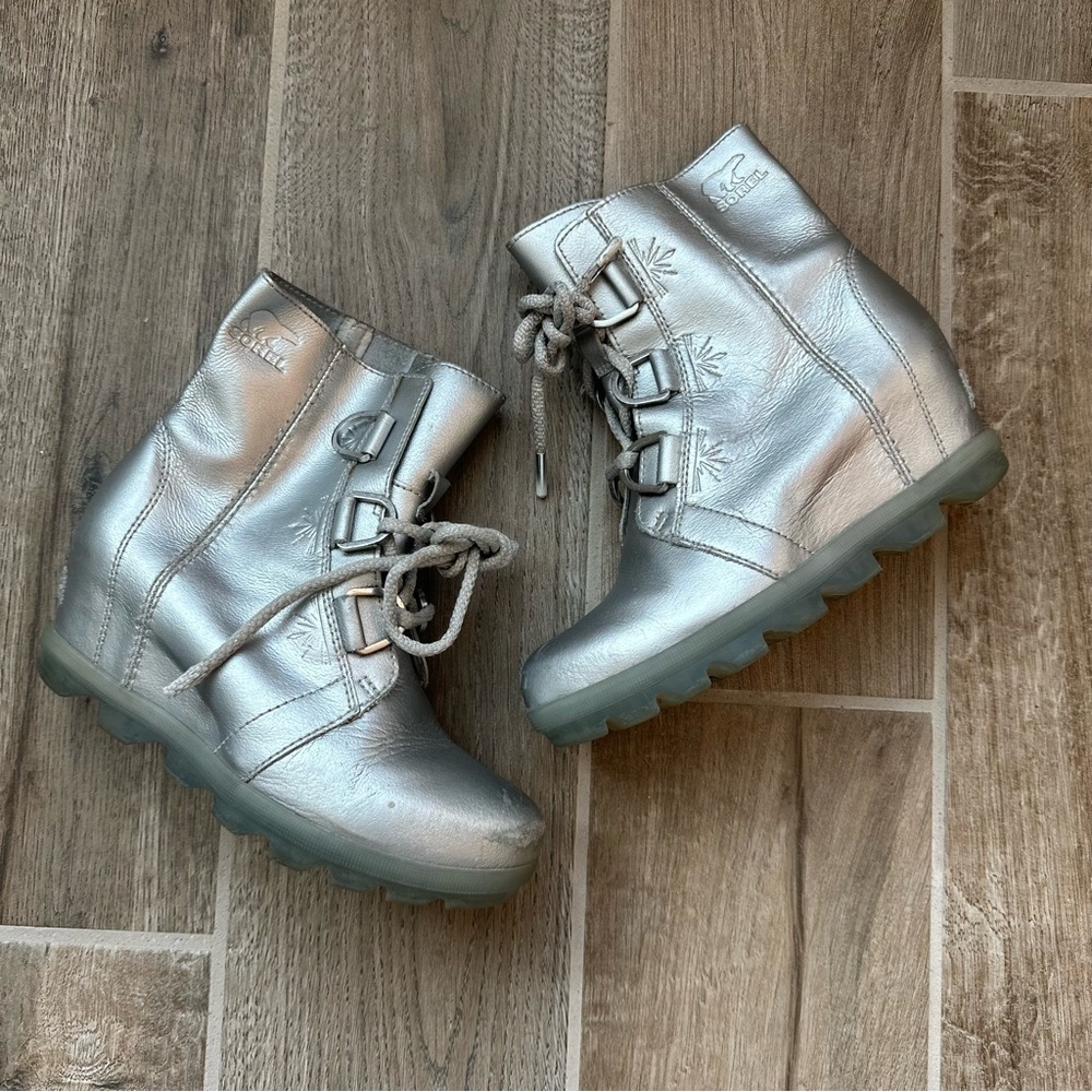 Sorel Disney X Joan of Arctic Frozen 2- YTH Size 3 Silver Lace Wedge Boots